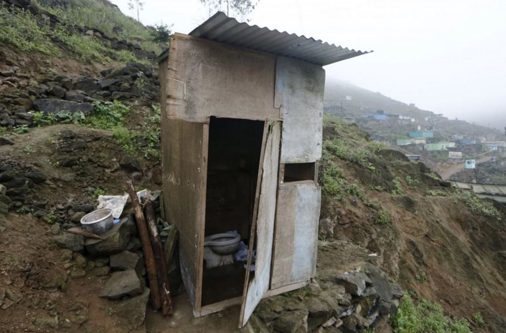 图中这个悬崖上的厕所是秘鲁的一个家庭厕所.