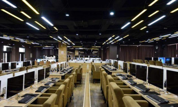 蓝翔电竞学院揭秘:500台高配电脑 电竞椅要2千