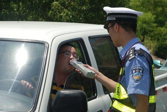 前一晚醉酒第二天醒来开车被抓酒驾,喝完酒到