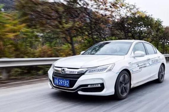 百公里加速8.06秒，油耗却只需4.2L/100km，比丰田双擎还省油？