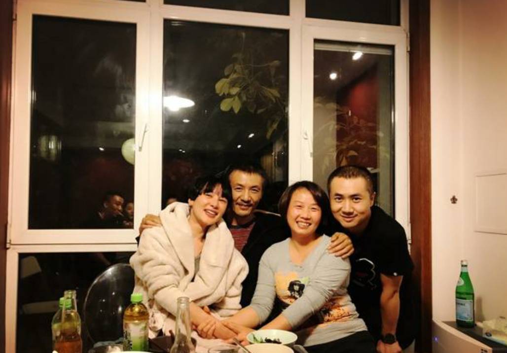 当时二人还互不认识,在谢娜的带领下吴晓敏认识了朴树,之后就相爱在一