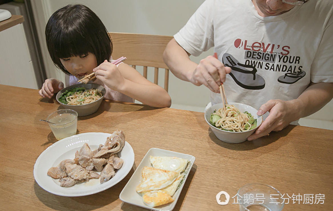 给泡面加一菜,孩子吃的狼吞虎咽