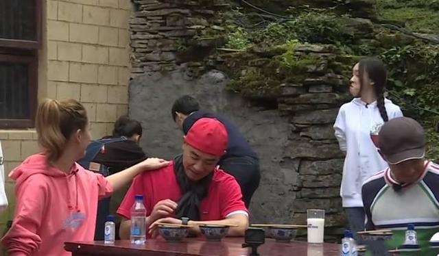 《爸爸5》未播花絮,被李沁邓伦这对cp甜到了!