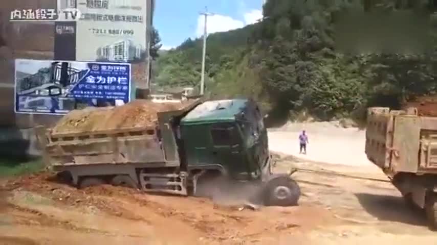 卡车拖拽卡车闹下爆笑一幕，最后母鸡下蛋了