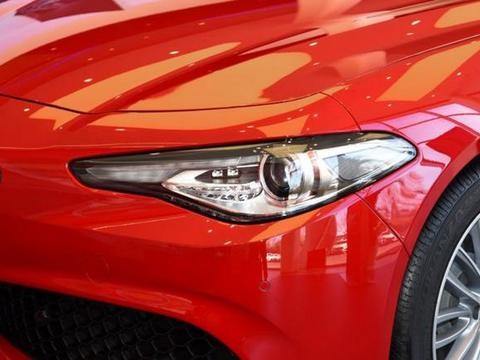 上市首月就卖了6000多台，操控超宝马3系，顶配卖到了102万