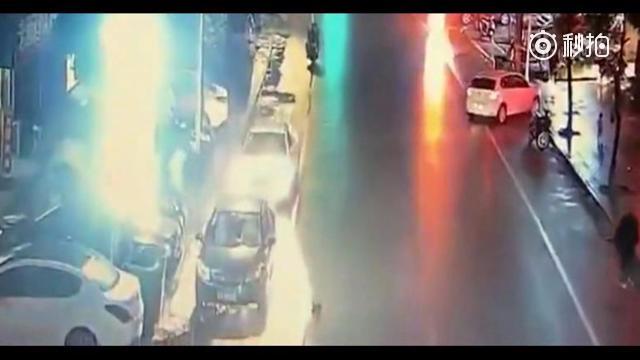 老大爷骑电动车出门逛街 倒霉的一幕恰好被监控拍下 太悲剧了。