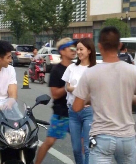 赵丽颖素颜被路人拍到 聊天说笑近距离看也真的漂亮
