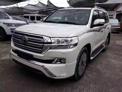 17款兰德酷路泽5700中东顶配饱满车身粗狂马力豪气外表