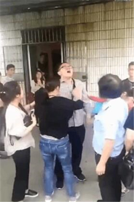 36岁男子考C1驾驶证,科二5次不及格,下一幕令