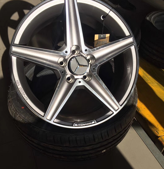 奔驰C级车换装AMG车轮毂,车主笑着说:反正妹