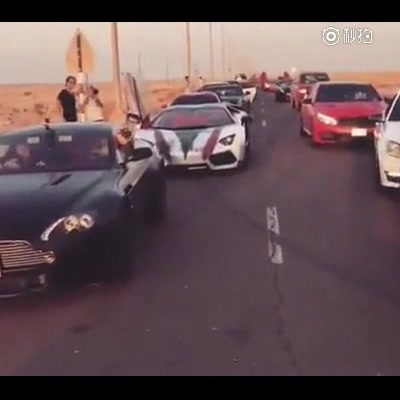 车圈话题 我与汽车的日常   这哪是堵车？明明就是个车展  ​