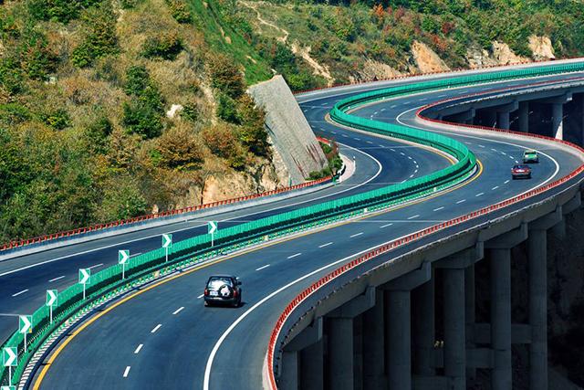 不论新司机老司机,跑高速牢记这7点,开车30万公里不出事故