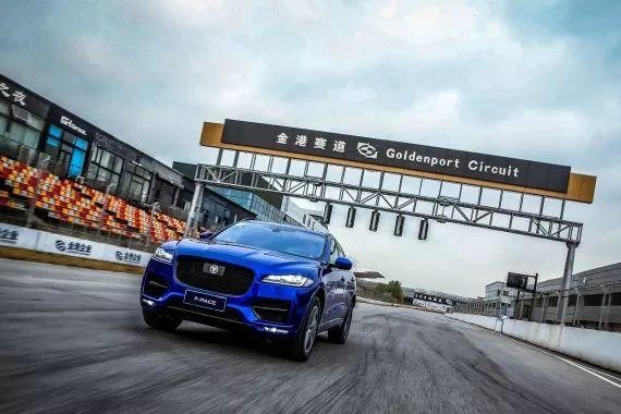 想知道开着英国皇室座驾挑战赛车手是什么感觉吗？如今机会来了！