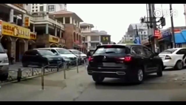 SUV路边失控，路边的电动车就倒霉了，监控拍下惨烈一幕