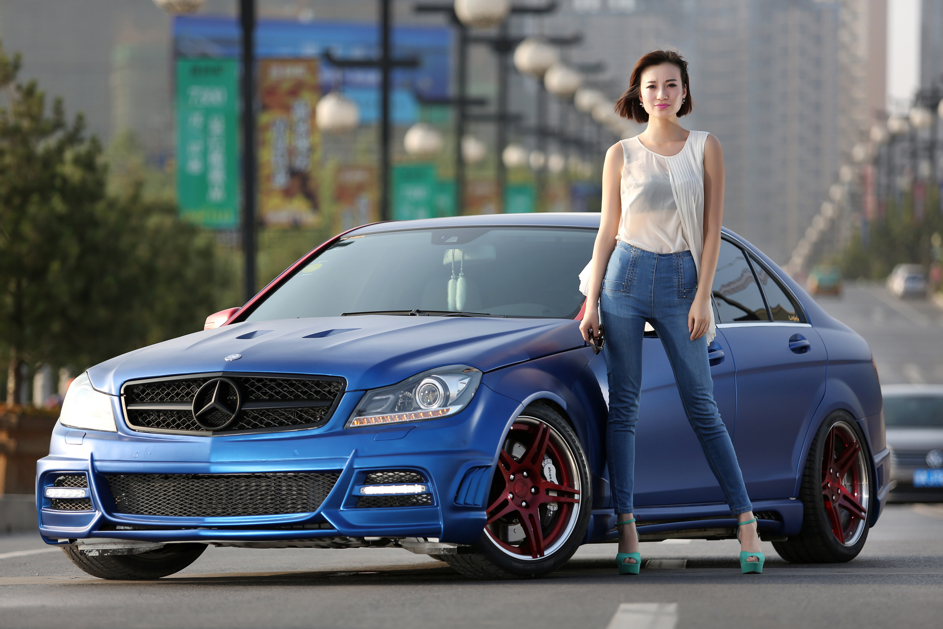 摩登时尚女郎用知性气质诠释改装生活