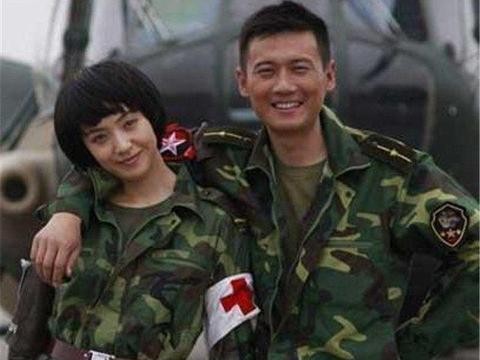 剧里的特种兵夫妻，现实中也是夫妻，出行100万豪车太炫！