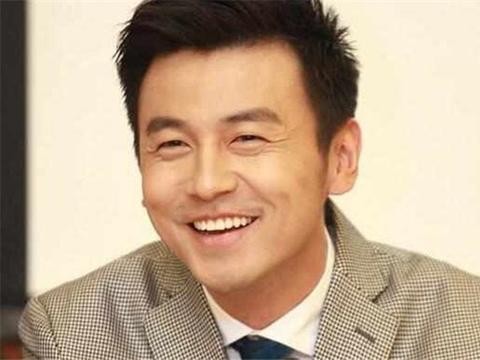 他辍学卖肉串，在厕所被影帝相中，今34岁开上豪车，拿下影帝奖！