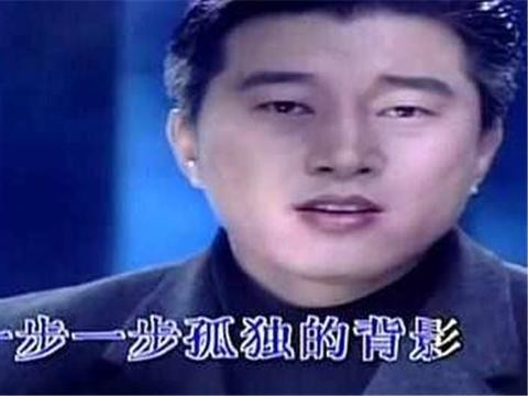 他农民出身，成名后抛下妻子二婚娶富婆，今豪华车出行，遭厌恶！