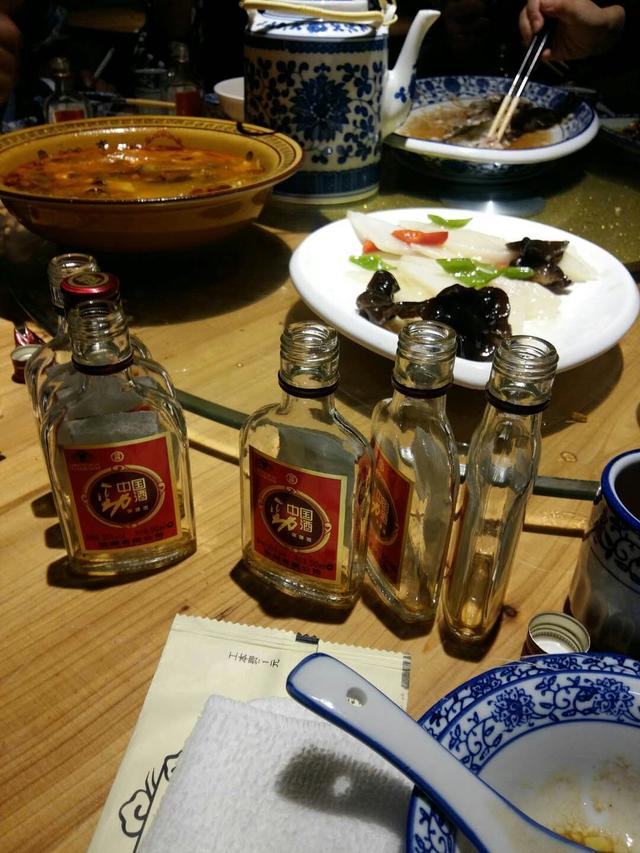餐厅比较忙,上菜很慢,但是大家伙喝酒的速度是一点都不慢,一会功夫一