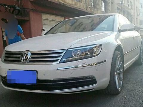 62万元买辆库存大众辉腾豪华轿车，开宝马3系的朋友不经意笑了