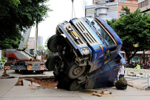 大货车遭遇地陷,停运损失谁赔,评估报告去哪开