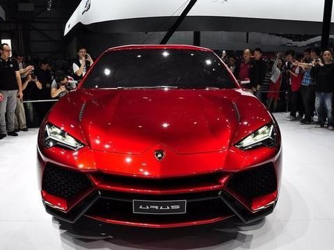 兰博基尼Urus是一款四人座的高级SUV，红色最亮眼