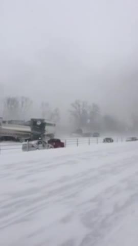 朋友跑车刚给我拍的，下雪了你看这车还跑那么快