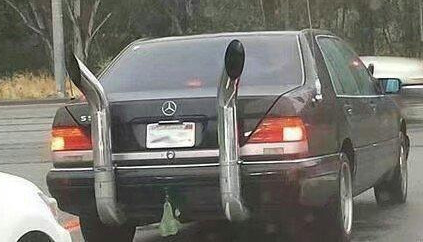 搞笑段子图片:美女,大爷和你说句悄悄话吧!