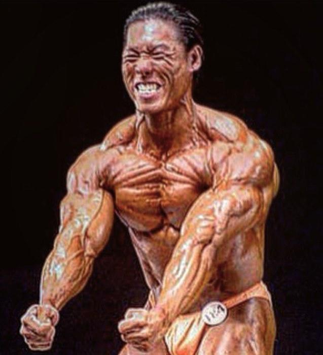 华裔健美运动员成为传奇,其父曾是李小龙挚友