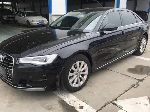 31万元买辆二手奥迪A6L，车主上牌时路过的车友纷纷赞叹
