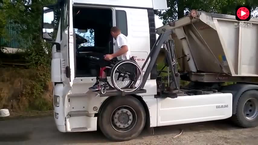 行走不便如何爬上卡车？老外的这个设计太聪明了