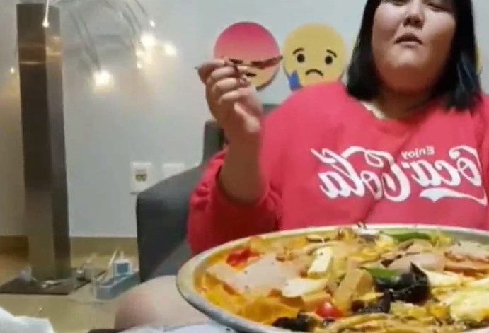 韩国吃播大胃王300斤贪吃胖妹,网友:她可以继续长胖了!