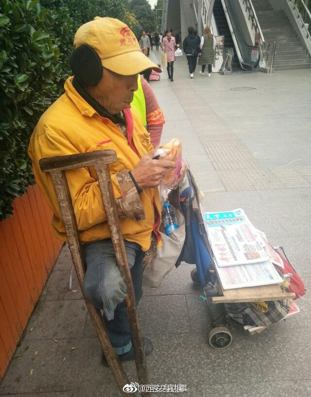 独腿老人西安街头卖报