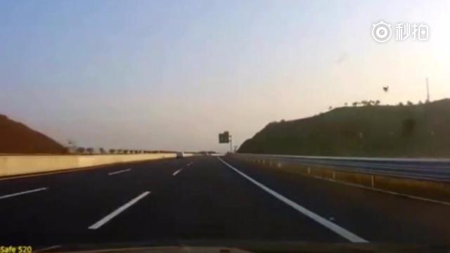 开的有多快？实拍suv高速上车顶被刮飞