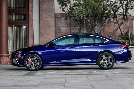 年轻人别卖迈腾，这车6秒破百，操控秒杀宝马，比奔驰C级还拉风