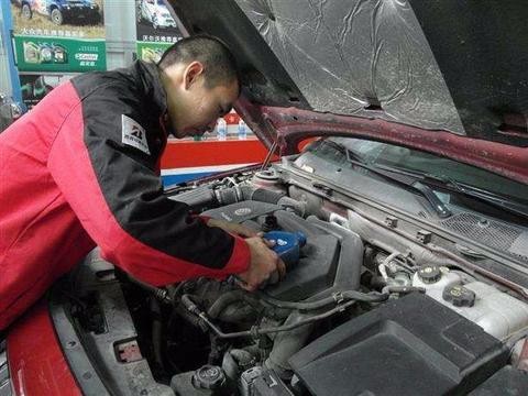 每次保养剩下的机油直接扔掉？留着下次还能用吗？