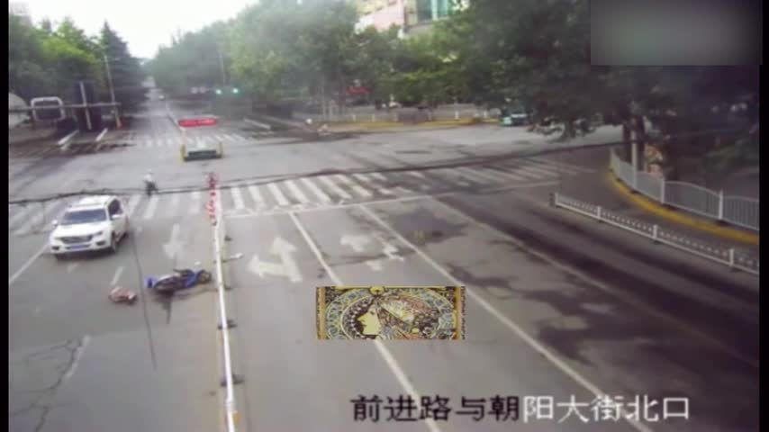 红绿灯对电动车女子来说就是摆设，3秒后简直不敢看