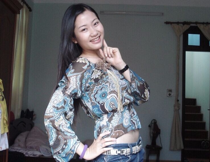 街拍越南美女:皮肤白皙身材好,而该凸的一样的凸