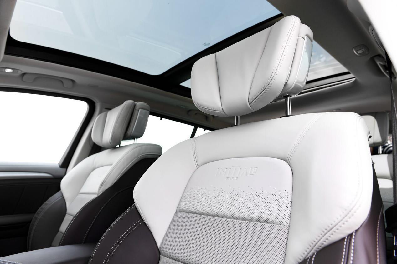 悲伤的是一代足球大师退役,欣喜的是新一代大