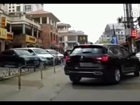 SUV路边失控，路边的电动车就倒霉了，监控拍下惨烈一幕