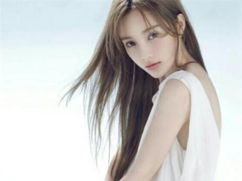 她出道比杨紫早，17岁成影帝，今36岁超跑无数，但人气不及女儿！