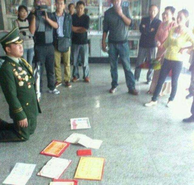 军人穿军装可以下跪,一定是这些头等大事!