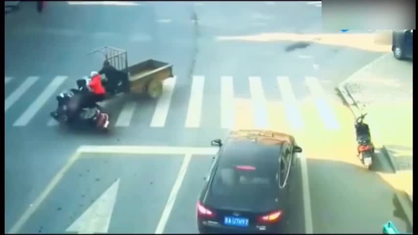 拖拉机大爷闯红灯，苦了带小孩的电动车，监控拍下的一幕惨目忍睹