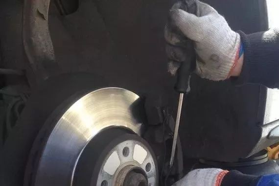 换刹车片，你还在死耗烂翘？