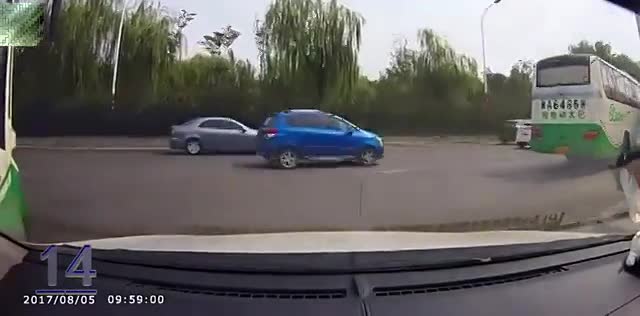 就因为这辆电动车闯红灯，导致小轿车和大货车相撞，责任谁来负！