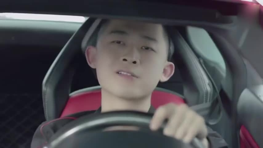 保时捷跑车与奔驰赛车，一个美女引发的车祸！