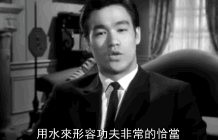 这凌空飞脚淋漓尽致的展现了李小龙的真功夫,与《精武门》中凌空踢断