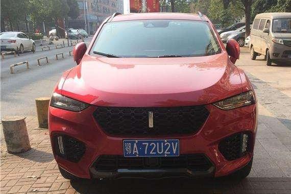 小区又有人提WEY VV7了, 红色的, 外形确实比较霸气