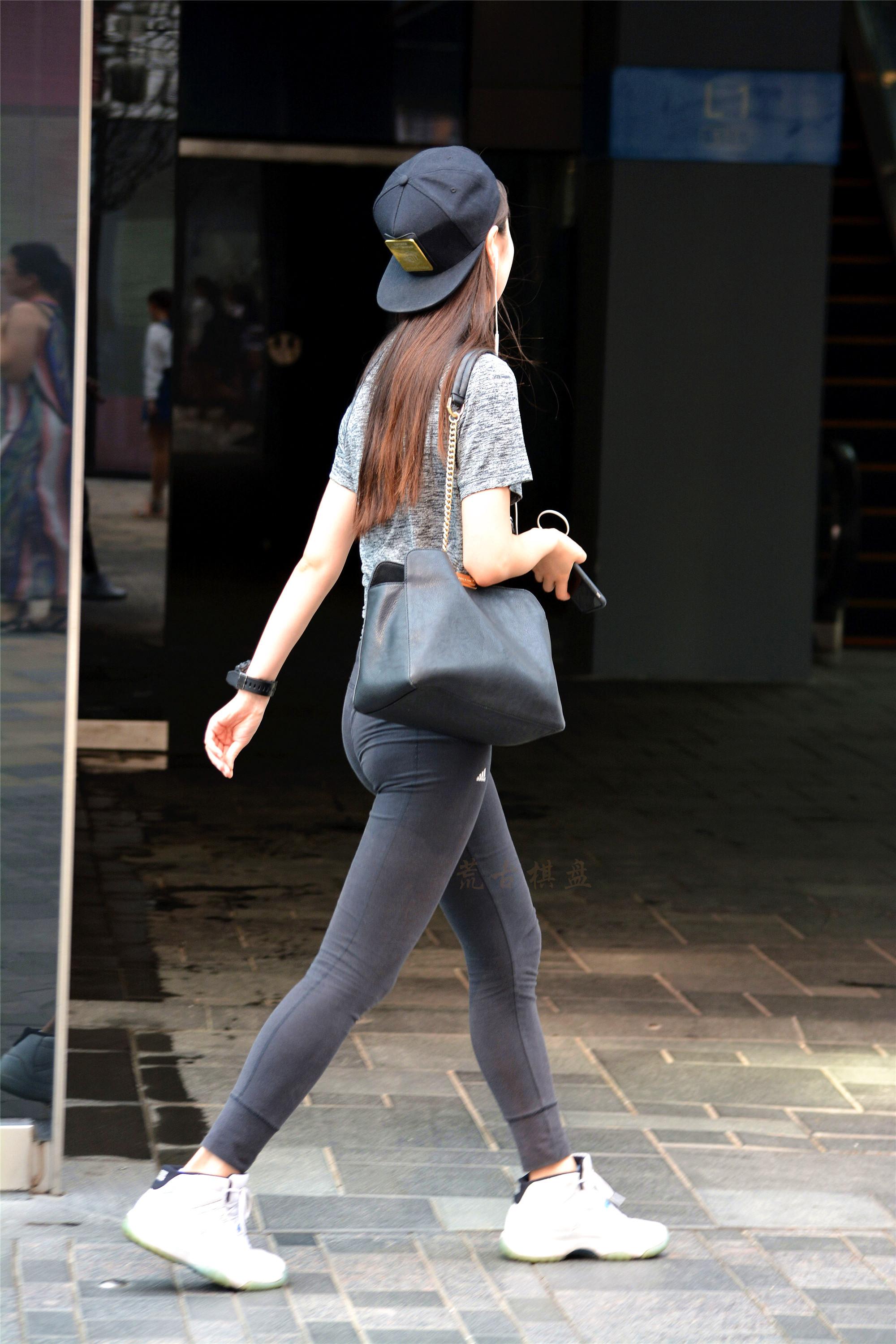 街拍:当瑜伽裤被穿出来逛街,让时尚变得不一样了