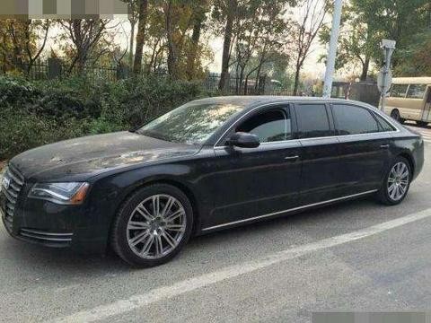 价值八百万的奥迪A8L加长版停路边，路人看到车内替车主脸红